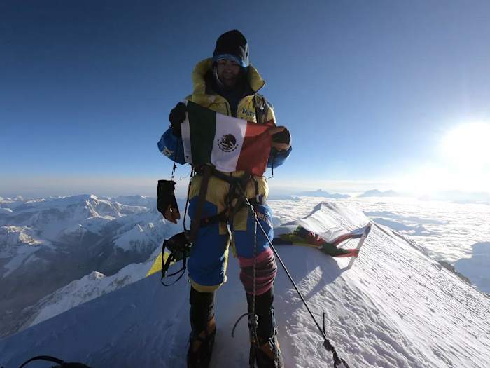 La alpinista Viridiana Álvarez en la cima del Everest